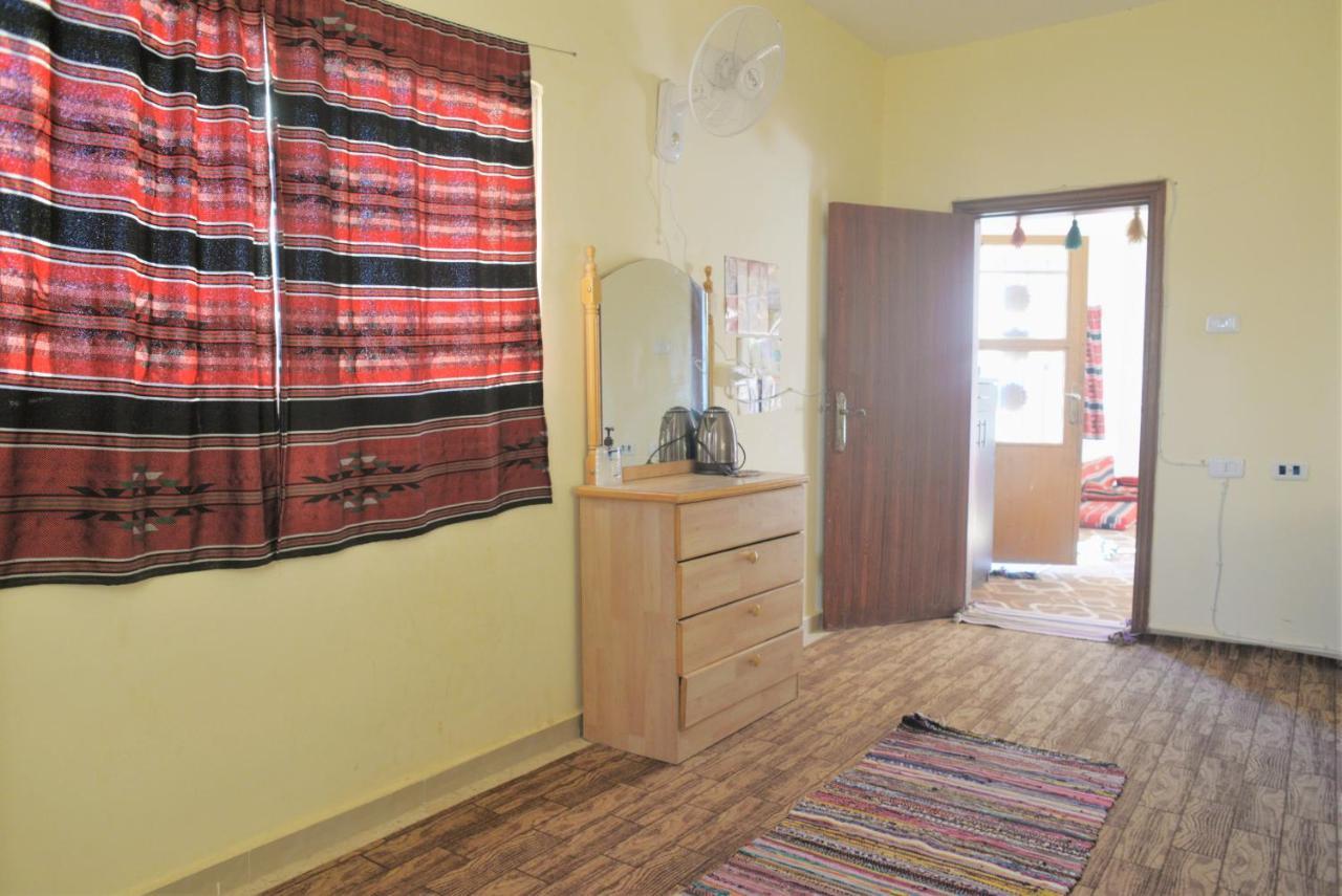 לינה וארוחת בוקר Al Hayy Happy Bedouin House Petra מראה חיצוני תמונה