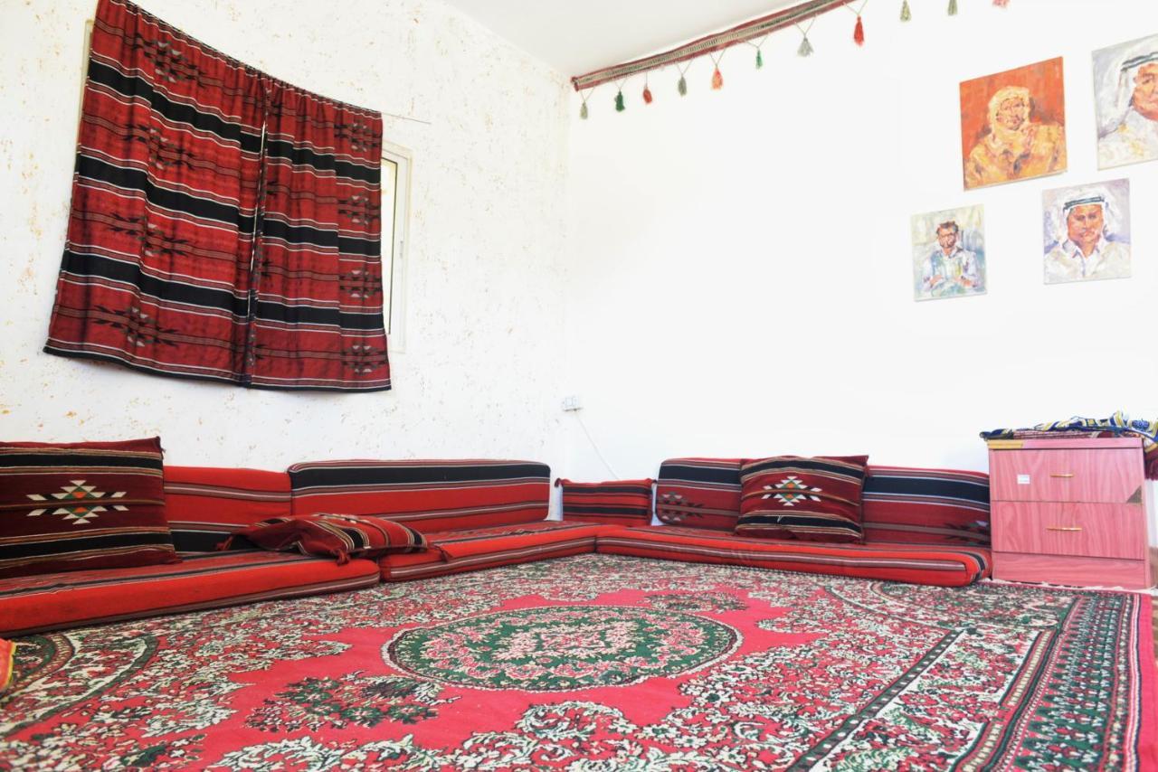 לינה וארוחת בוקר Al Hayy Happy Bedouin House Petra מראה חיצוני תמונה