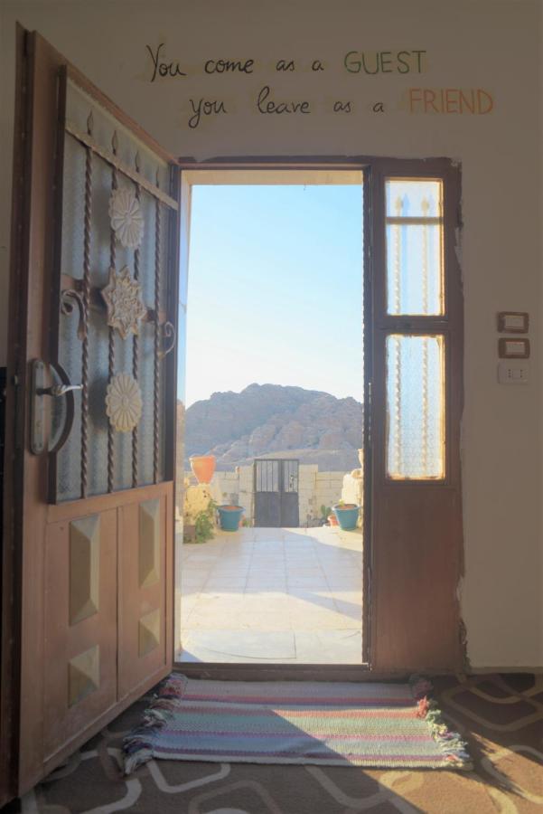 לינה וארוחת בוקר Al Hayy Happy Bedouin House Petra מראה חיצוני תמונה