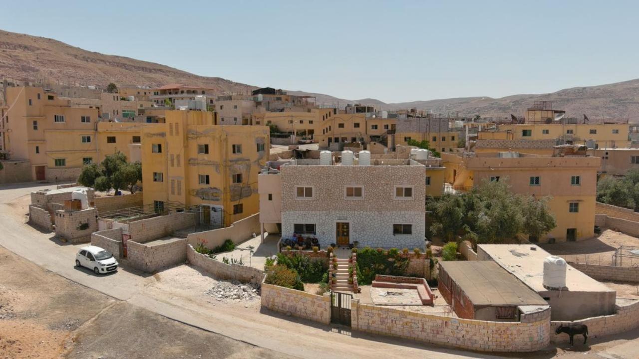 לינה וארוחת בוקר Al Hayy Happy Bedouin House Petra מראה חיצוני תמונה