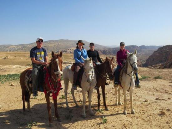 לינה וארוחת בוקר Al Hayy Happy Bedouin House Petra מראה חיצוני תמונה