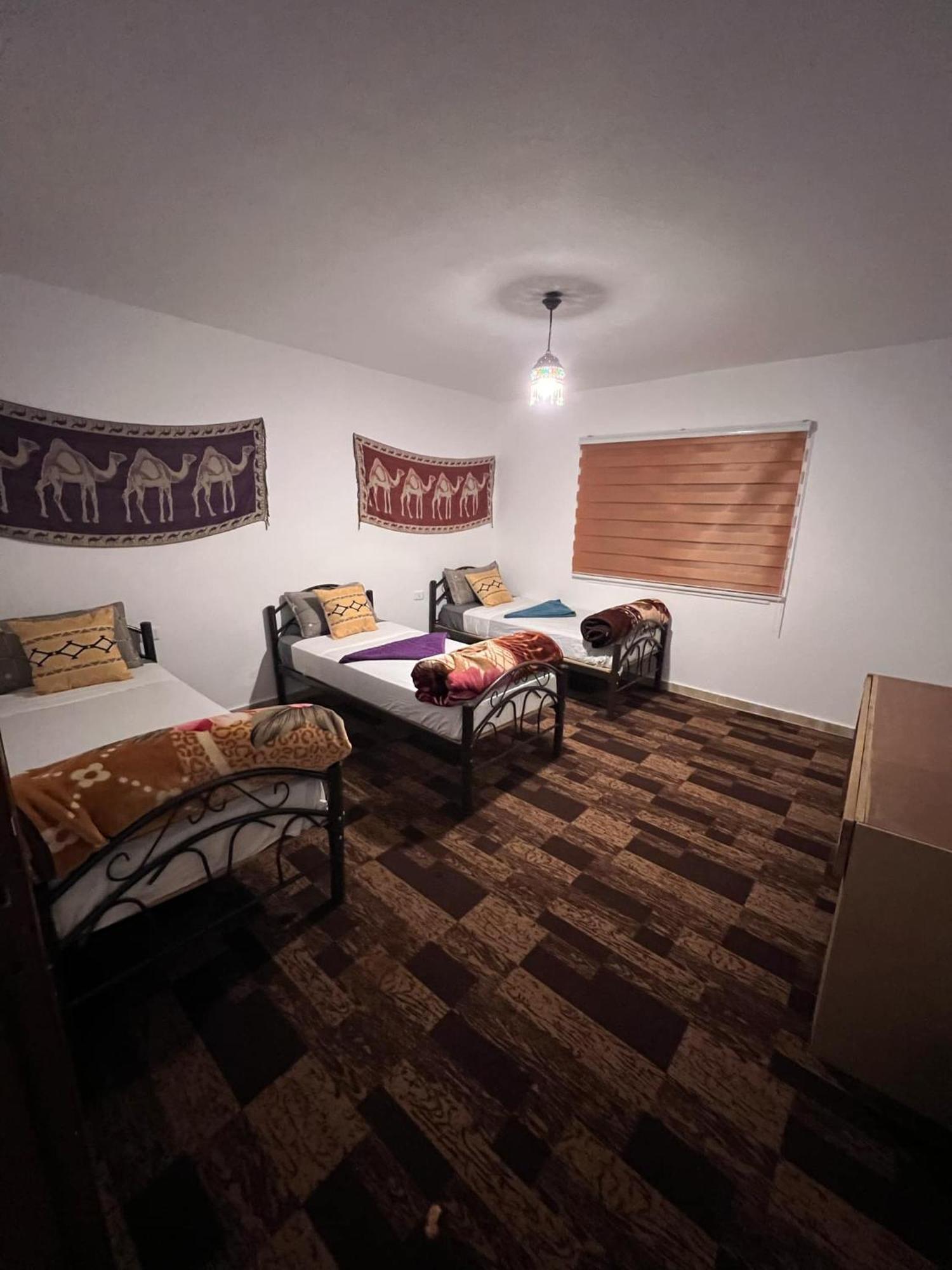 לינה וארוחת בוקר Al Hayy Happy Bedouin House Petra מראה חיצוני תמונה
