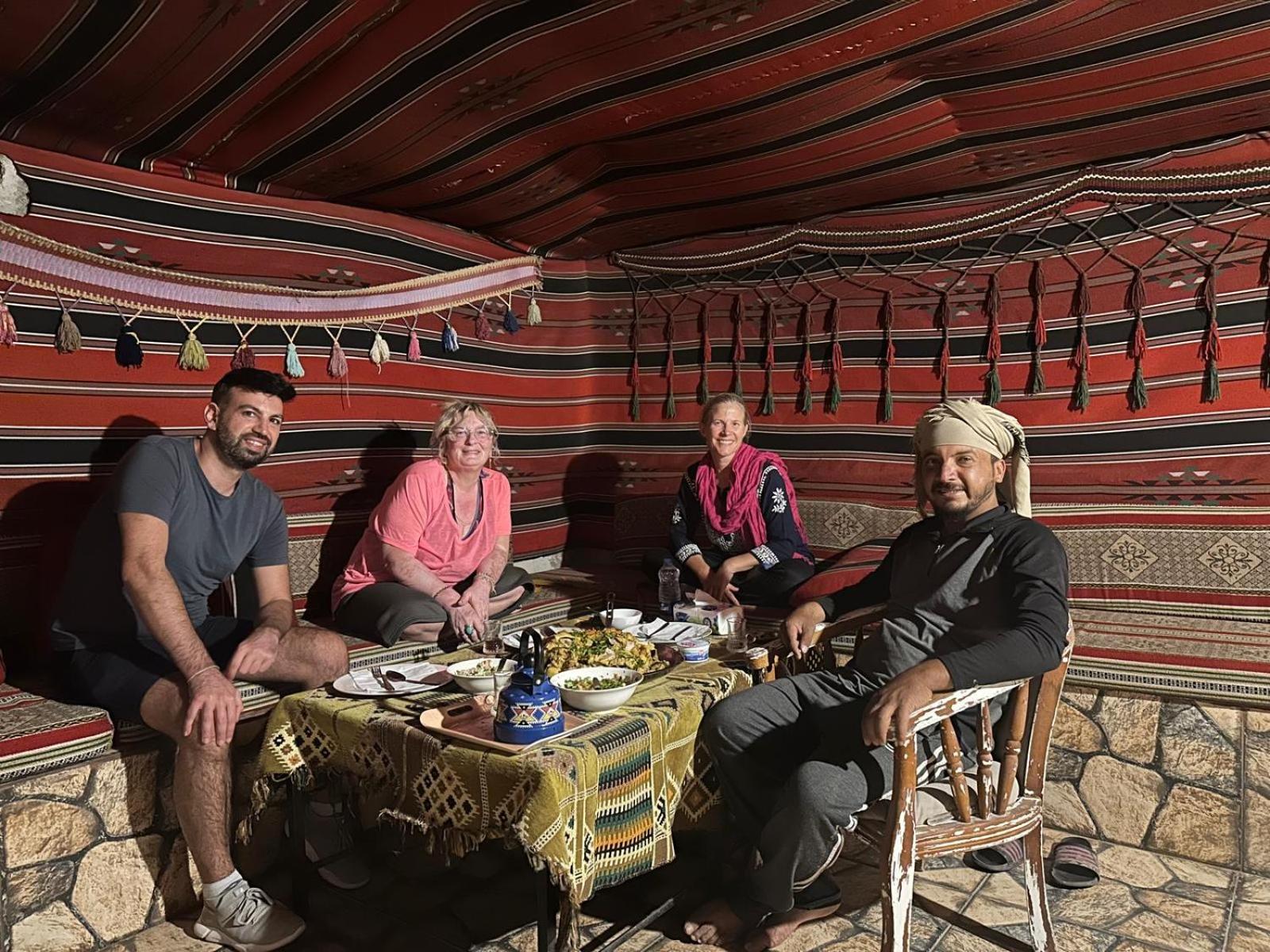 לינה וארוחת בוקר Al Hayy Happy Bedouin House Petra מראה חיצוני תמונה