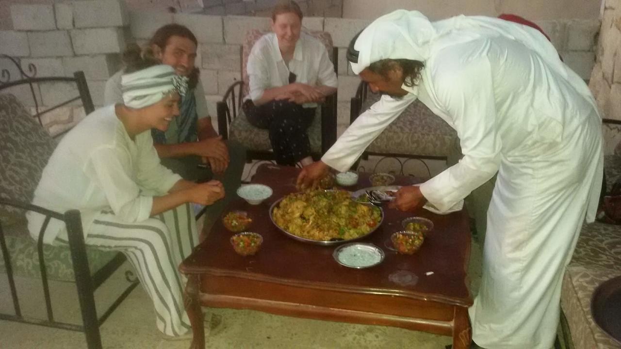 לינה וארוחת בוקר Al Hayy Happy Bedouin House Petra מראה חיצוני תמונה